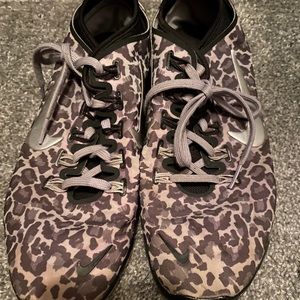 Nike grey leopard tr connect 2 tennis shoes